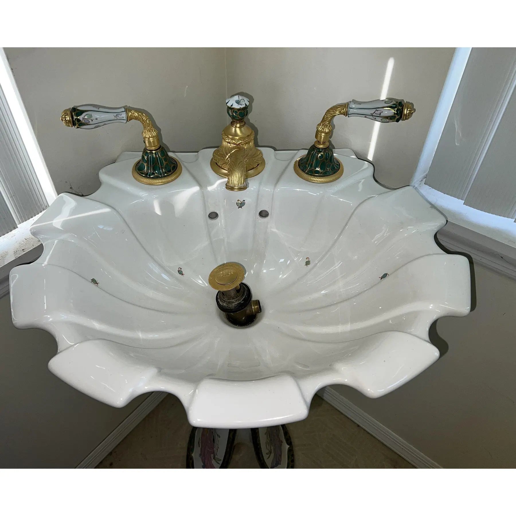 Sherle Wagner Chinoiserie Hand Painted Pedestal Sink and Complete 24k Gold Hardware Suite