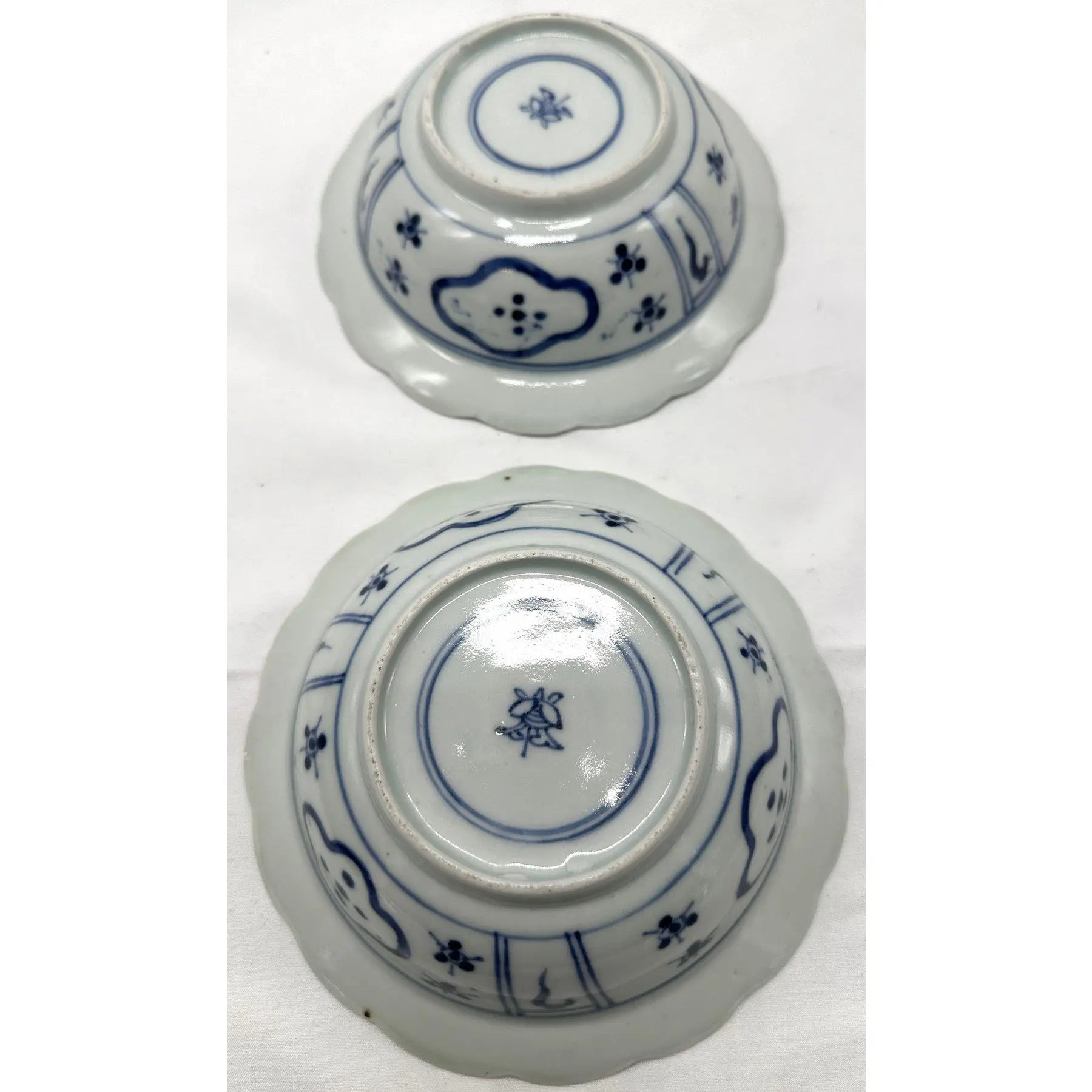 Rare Pair of 18th Century Chinese Export Blue and White Scalloped Bowls Long Eliza Motif