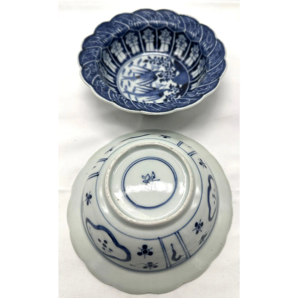 Rare Pair of 18th Century Chinese Export Blue and White Scalloped Bowls Long Eliza Motif