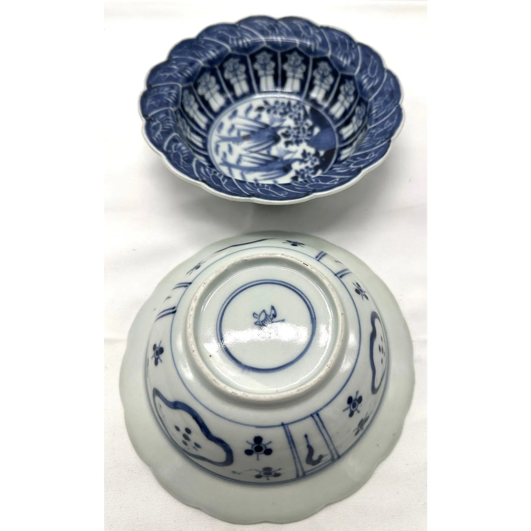 Rare Pair of 18th Century Chinese Export Blue and White Scalloped Bowls Long Eliza Motif