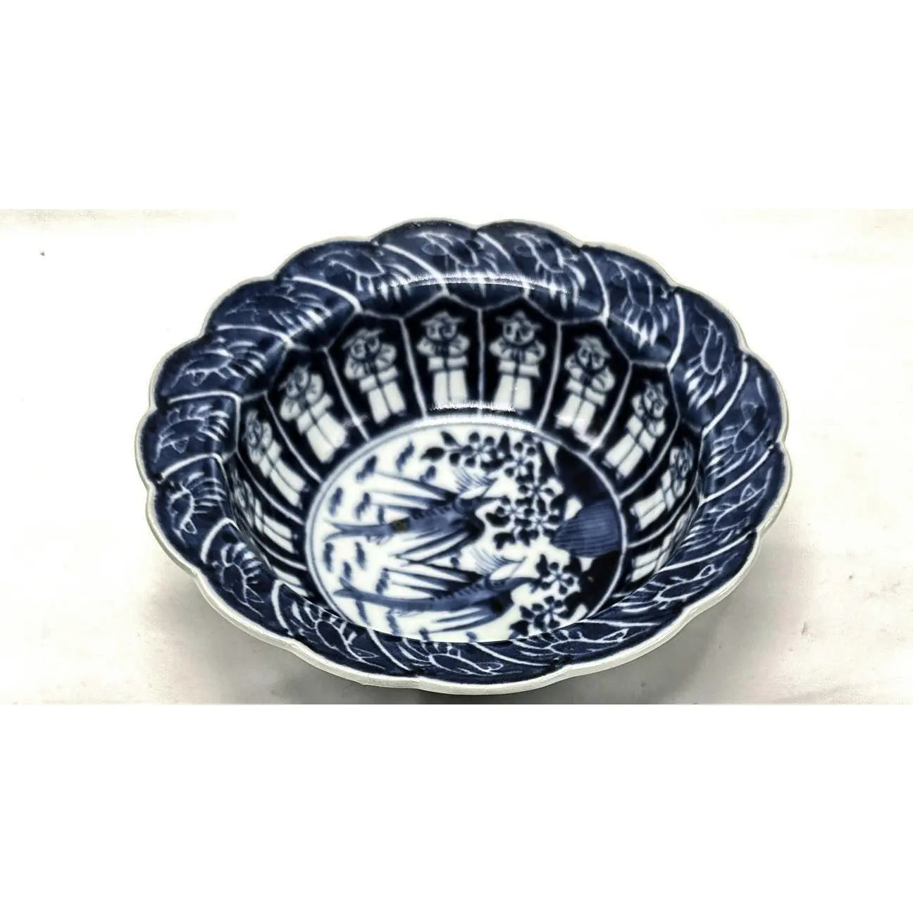 Rare Pair of 18th Century Chinese Export Blue and White Scalloped Bowls Long Eliza Motif