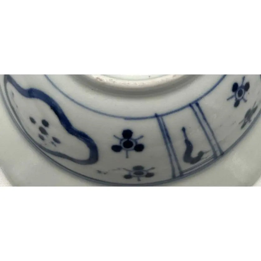 Rare Pair of 18th Century Chinese Export Blue and White Scalloped Bowls Long Eliza Motif