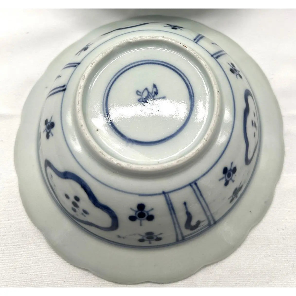 Rare Pair of 18th Century Chinese Export Blue and White Scalloped Bowls Long Eliza Motif