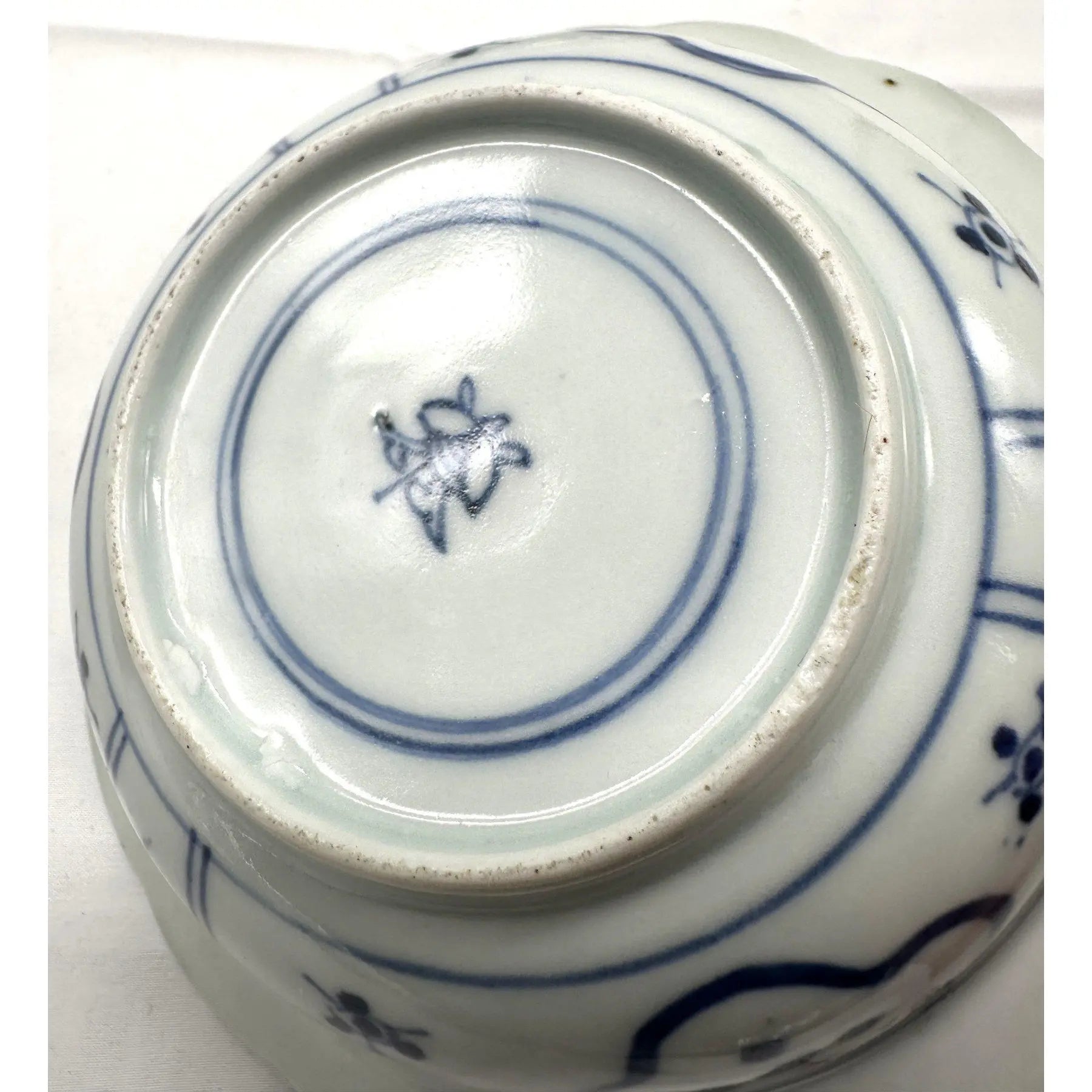 Rare Pair of 18th Century Chinese Export Blue and White Scalloped Bowls Long Eliza Motif