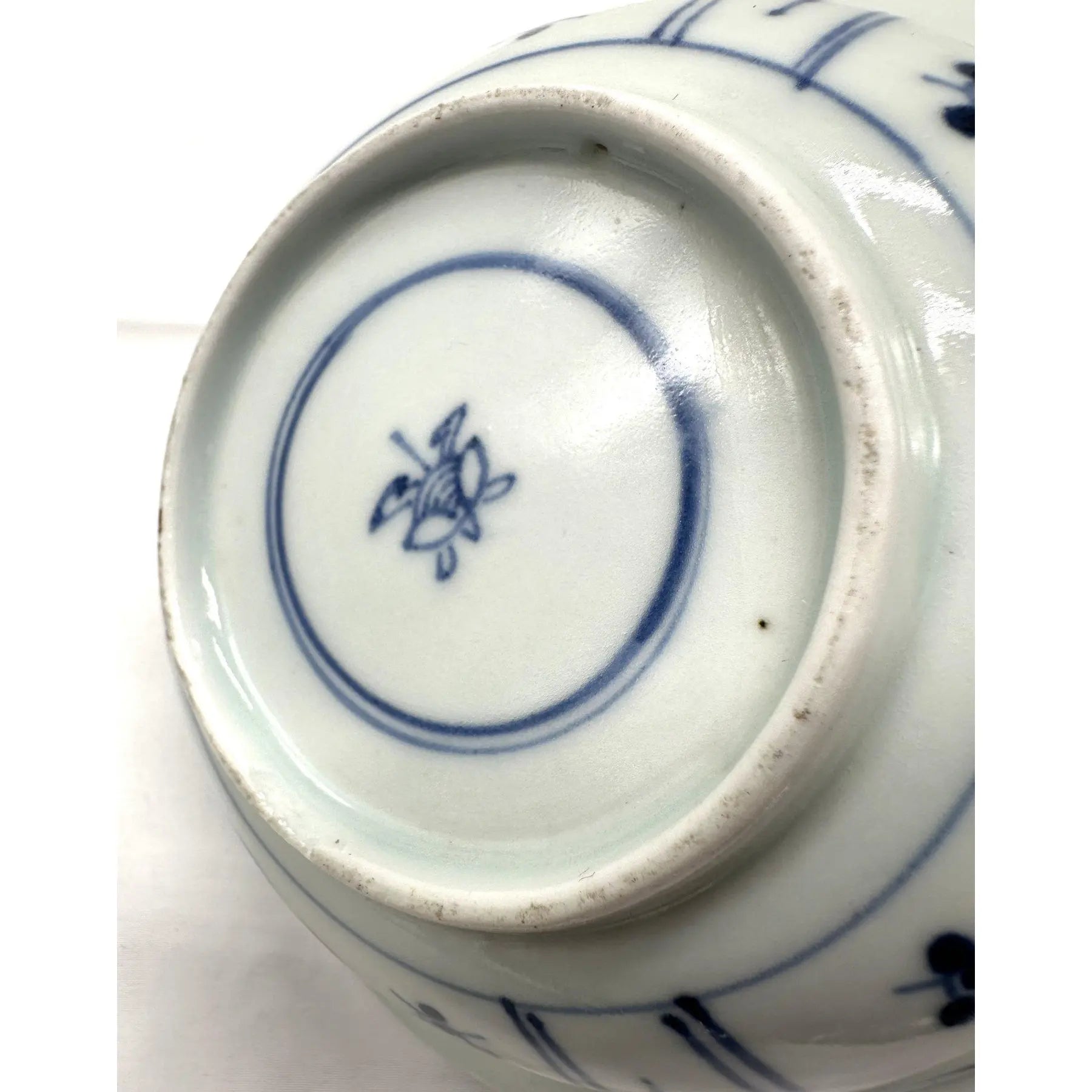 Rare Pair of 18th Century Chinese Export Blue and White Scalloped Bowls Long Eliza Motif