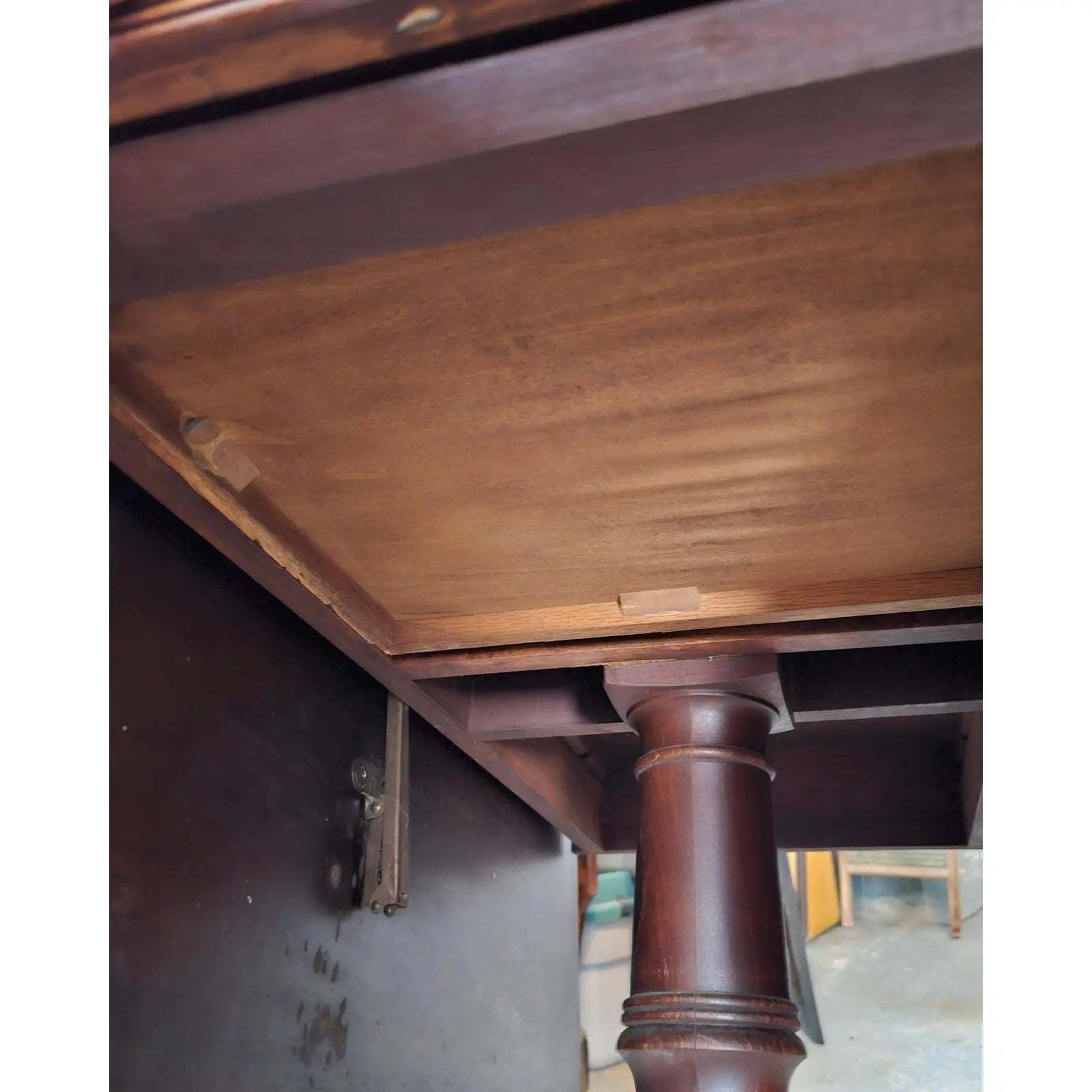 Antique Mahogany Drop-Leaf Pedestal Table Attributed to Duncan Phyfe Style
