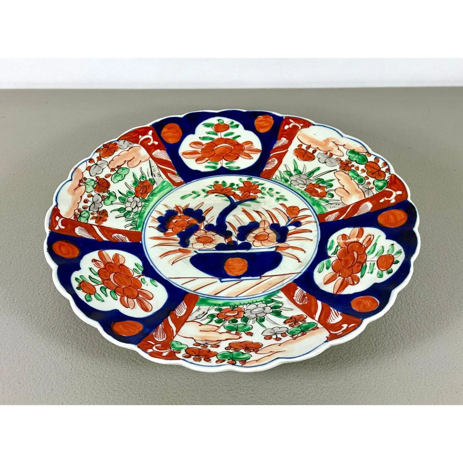 Large Antique Meiji Period Japanese Imari Scalloped Porcelain Charger 13.25 Inch